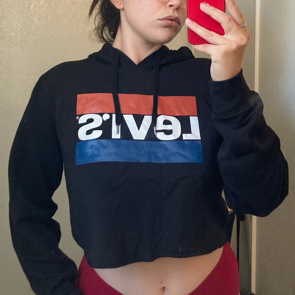 Cropped Levi’s Black Hoodie